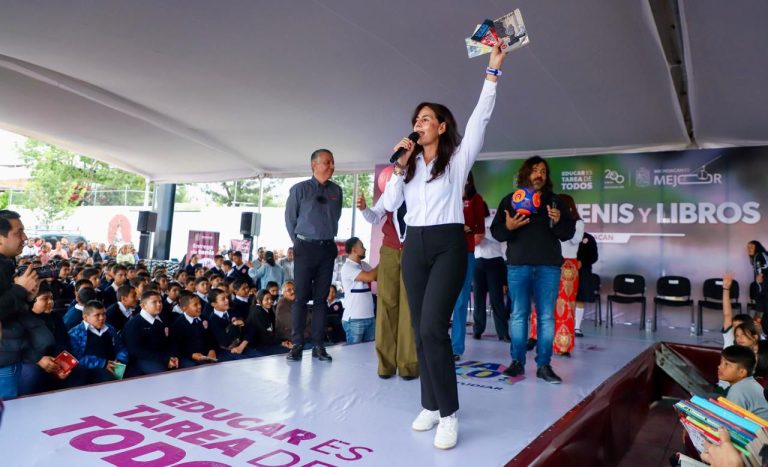 Dentro del Programa Jalo a Estudiar, entregan tenis a secundarias de Trincheras y Santa María