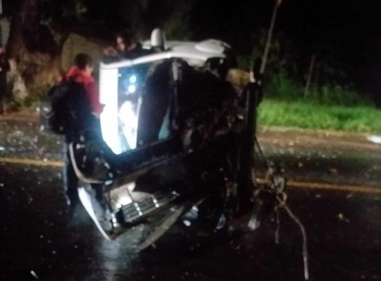 Volcadura de auto deja un herido en Pátzcuaro