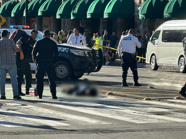 Peatón quita pistola a policía y se dispara cerca de Catedral de Morelia