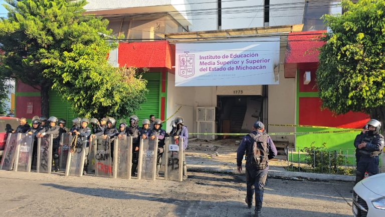 Presuntos normalistas vandalizan edificio del Iemsysem y queman vehículo, en Morelia