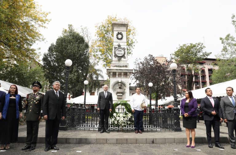 Entrega Bedolla Presea Mártires de Uruapan al activista social por la paz, Víctor Hugo Galeana Márquez