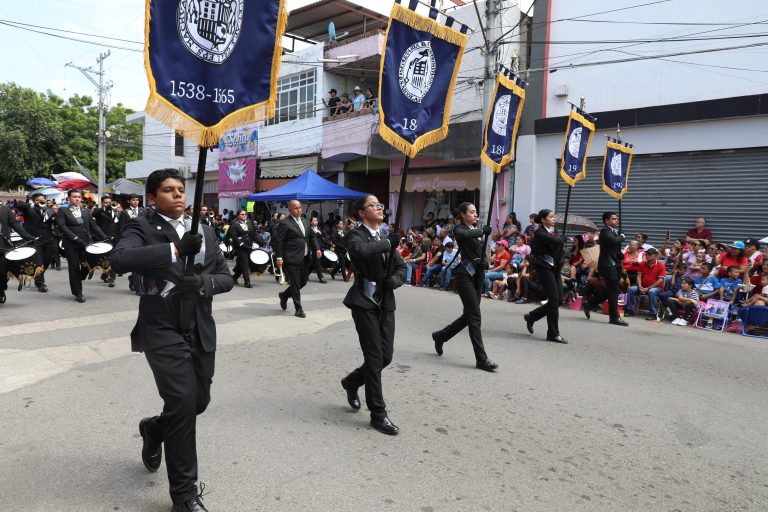 Participan nicolaitas en el desfile de Apatzingán