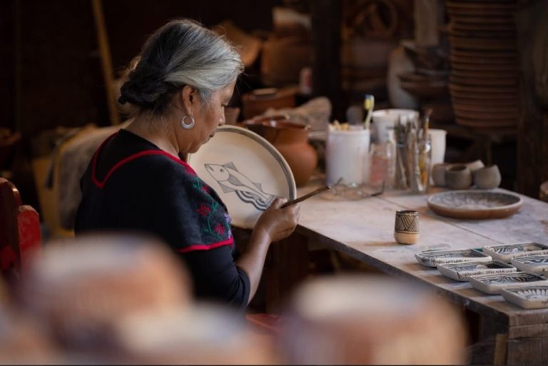 Esta Semana de Muertos crea tu pieza de barro blanco en este taller de Tzintzuntzan