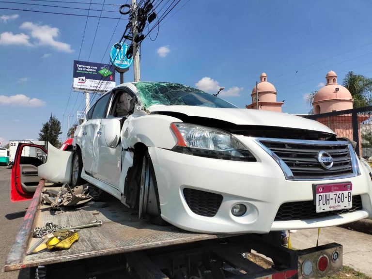 Tráiler choca contra auto y lo proyecta contra otro tractocamión en Morelia