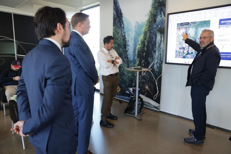 Presenta Bedolla a empresa automotriz Scania parques industriales en desarrollo de LC
