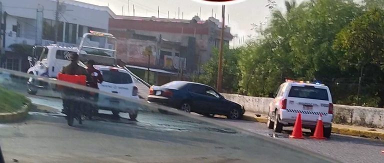 Auto choca contra glorieta del Monumento a la Cultura en Apatzingán