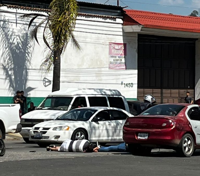 Asesinan a dos hombres mientras reparaban un auto en Uruapan