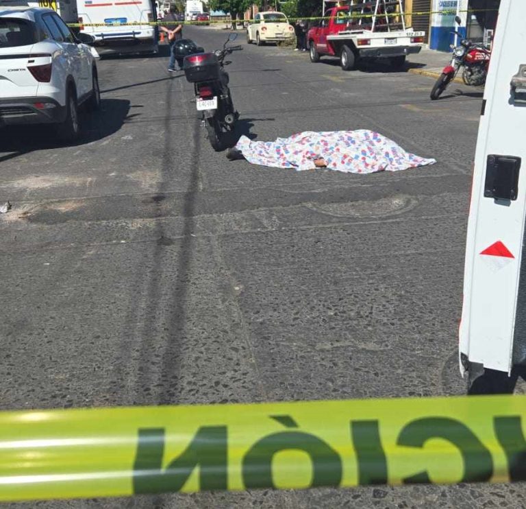Adulto mayor muere al sufrir un infarto a bordo de su motocicleta