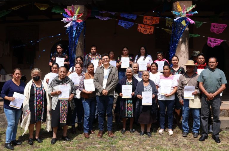 Premian las 23 mejores artesanías de Zacán con 100 mil pesos