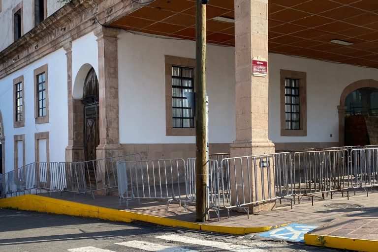 Ante marchas estudiantiles, «blindan» Centro Administrativo de Morelia