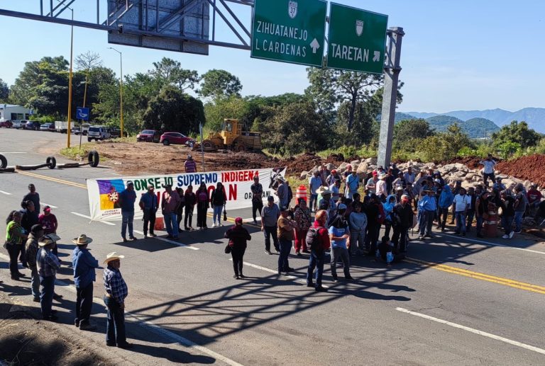 Indígenas cierran carreteras en Día de la Raza