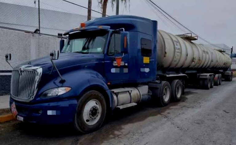Delincuentes roban pipa cargada con combustible en Tarímbaro