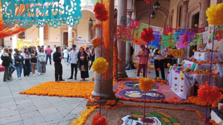Se reviste Universidad Michoacana de coloridos altares y pasarela de catrinas, resaltando la tradición mexicana