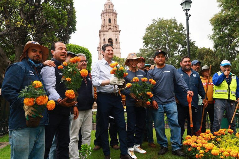 Con flores de cempasúchil, ayuntamiento adorna las plazas públicas de Morelia