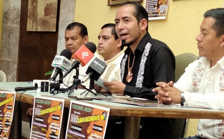 Piden a turistas respetar espacios sagrados durante celebraciones de Noche de Muertos en Michoacán