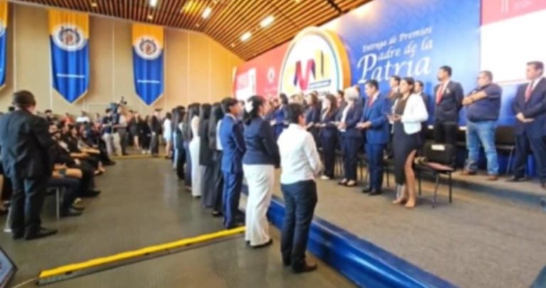 Reciben 316 alumnos de la UMSNH el Premio Padre de la Patria, máximo galardón a la excelencia