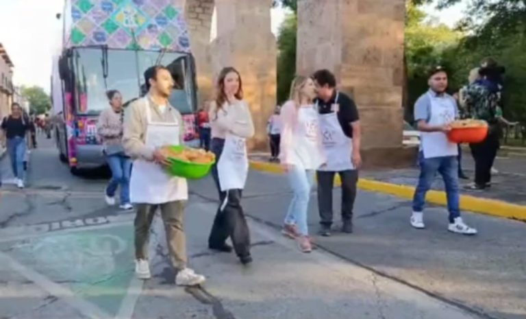Morelianos degustan gratis pan en caravana, previo a la próxima feria