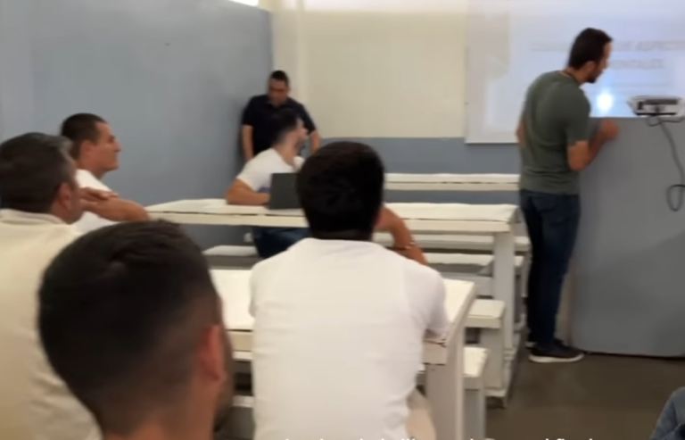 Poemario Voces y Cantos: palabras que vuelan, recoge versos de personas privadas de su libertad