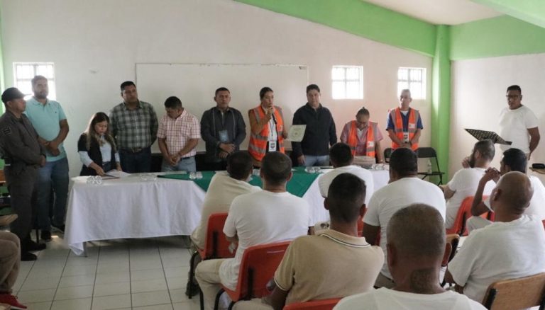 Internos del penal de Tacámbaro aprenden oficios para reintegrarse a la sociedad