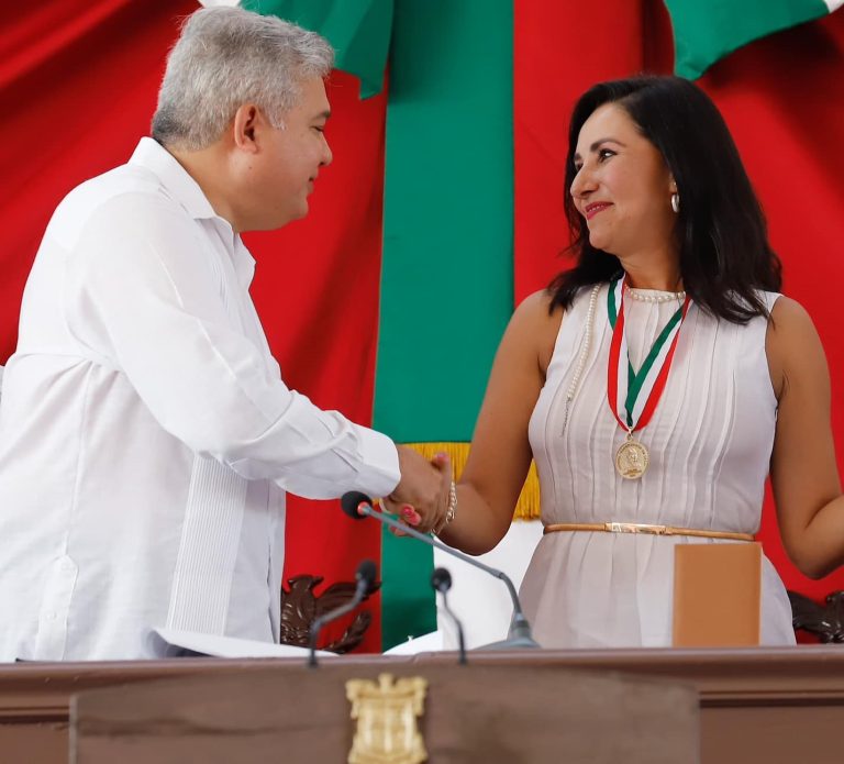 Recibe Alma Bahena Presea “Constitución de 1814”