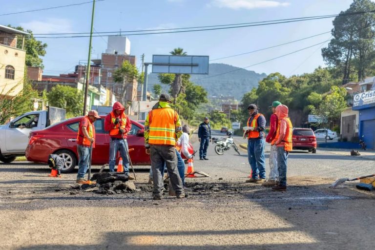 Inician labores de bacheo en libramiento de Quiroga