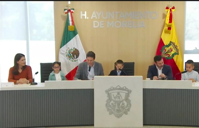 Niños invaden el ayuntamiento de Morelia; se realiza el Cabildo Infantil