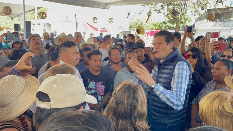 La feria es en apoyo a los artesanos, «debe ser para todos», dejó en claro el alcalde al visitar San Nicolás Obispo