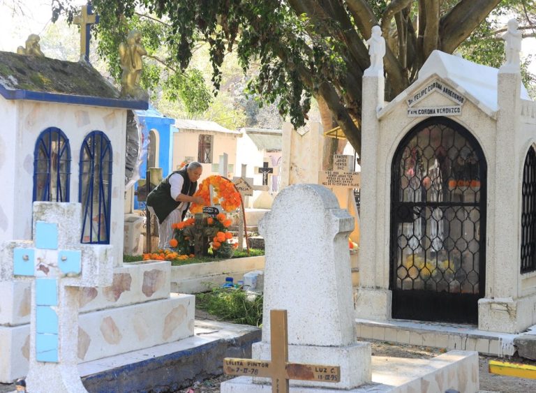 Con orden y tranquilidad, transcurre Día de Muertos en Panteón de Morelia