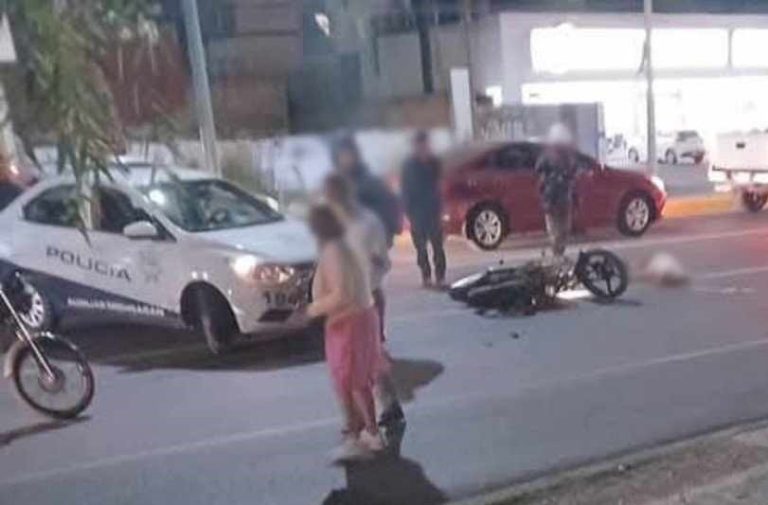 Adulto mayor en moto es impactado por vehículo sobre el libramiento sur de Morelia