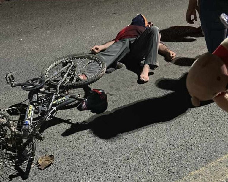 Adulto mayor que viajaba en una bicicleta es arrollado por auto fantasma, en Apatzingán