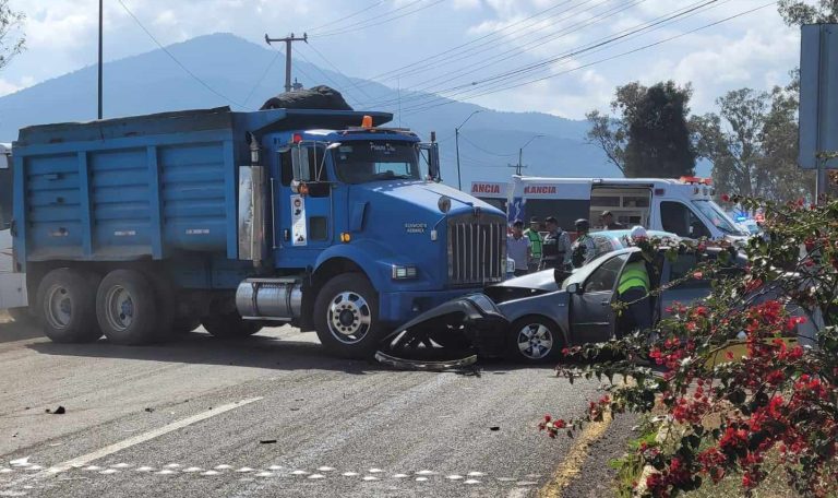 Adulto mayor queda herido tras choque entre auto y camión volteo