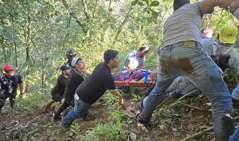 Adulto mayor reportado como desaparecido es localizado con vida, en barranco de la salida a Lombardía