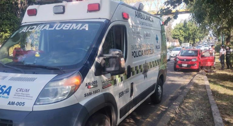 Auto es chocado por tractocamión en el libramiento norte de Morelia