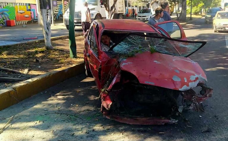 Automovilista choca contra árbol en la avenida Madero Poniente de Morelia; hay un herido