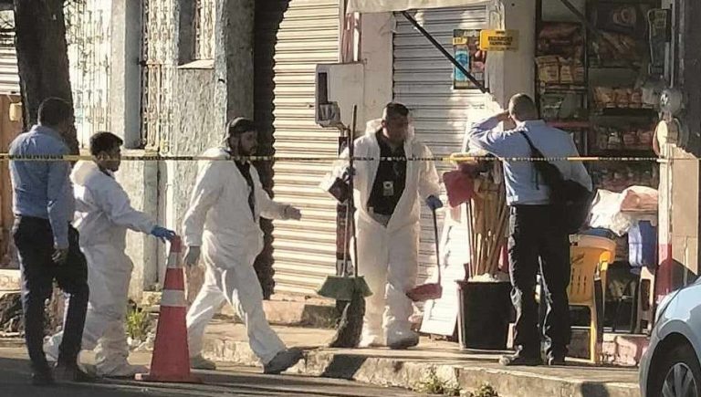 Balean a joven en una tienda de abarrotes; muere en el hospital