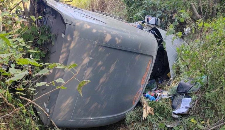 Camión de carga se sale del camino y vuelca, en la autopista Siglo XXI
