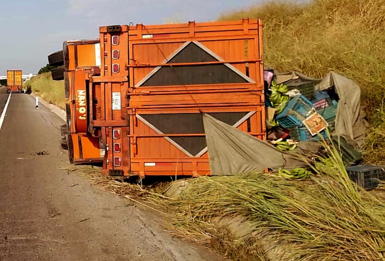 Camión platanero vuelca en la autopista Siglo XXI