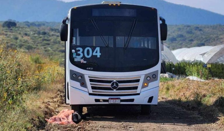 Campesina muere al ser atropellado por camión de personal, en Jacona