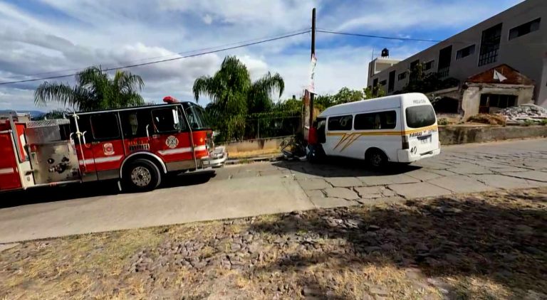 Combi del transporte público choca contra un poste en Jiquilpan