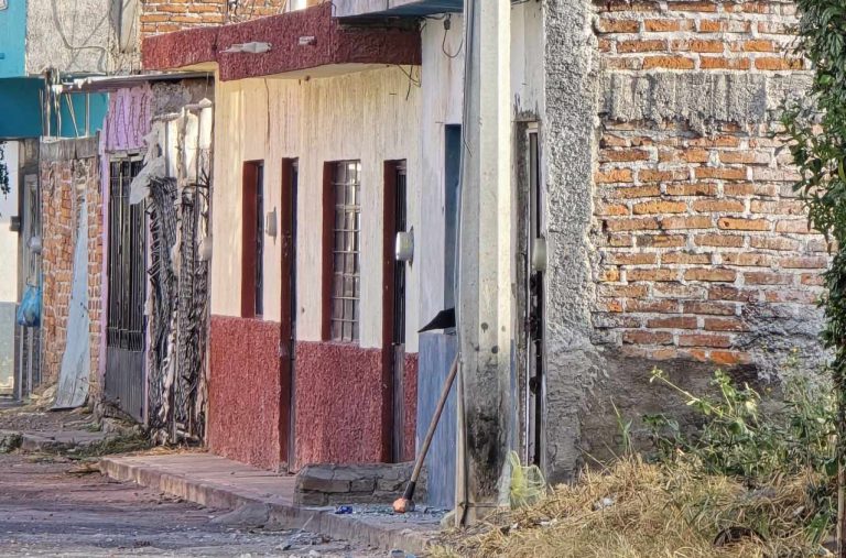 Con armas larga y cortas atacan vivienda, en Zamora