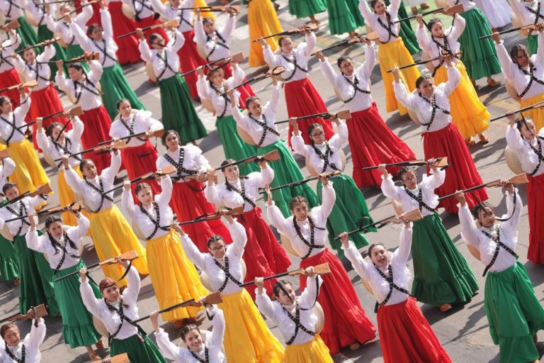 42 contingentes y más de 4 mil participantes mostraron su destreza y desfilaron por el 114 aniversario de la Revolución