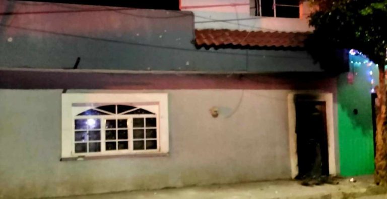 Delincuentes disparan contra vivienda y queman la puerta, en Zamora