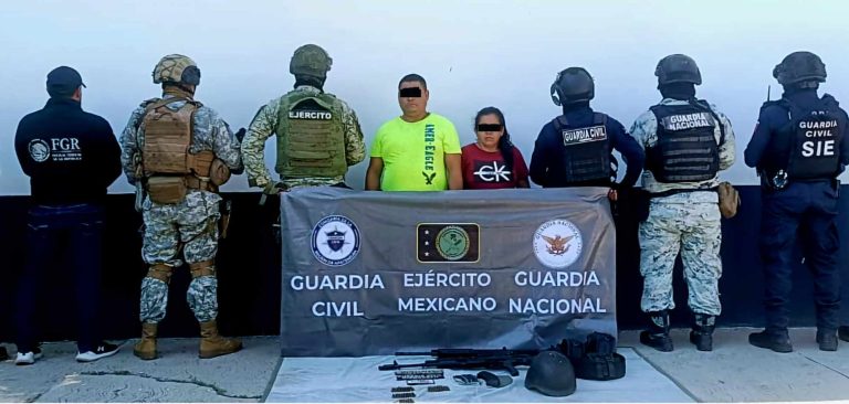 Detienen a pareja con armas largas cartuchos y equipo táctico en Acahuato