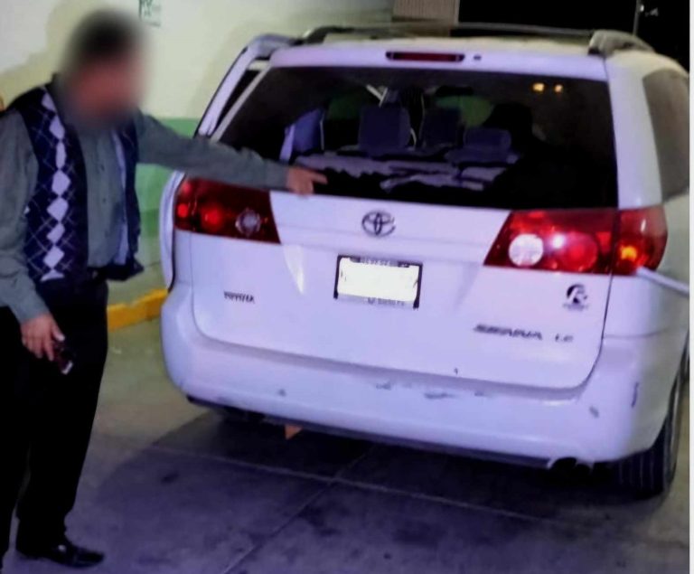 Disparan contra camioneta de Pastor en Zamora; hay una mujer herida