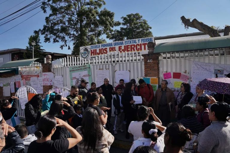 Cierran de nuevo Primaria “Hijos del Ejército” en reclamo de transparencia de 80 mil pesos de cuotas