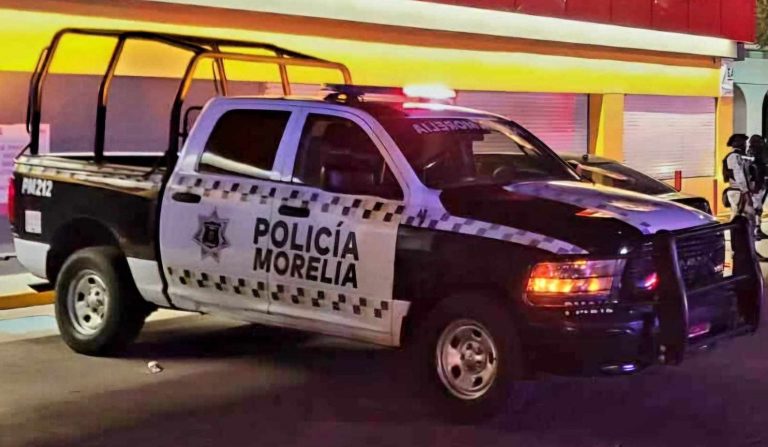 Hombre baleado es auxiliado por policías y paramédicos en un Oxxo de Morelia