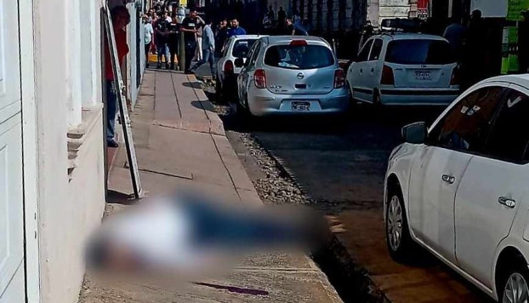 Hombre es asesinado a balazos en la zona Centro de Uruapan