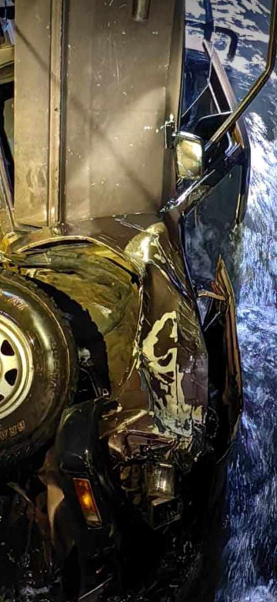 Hombre muere dentro de su camioneta, en canal de agua aledaño a la presa de Matanguarán