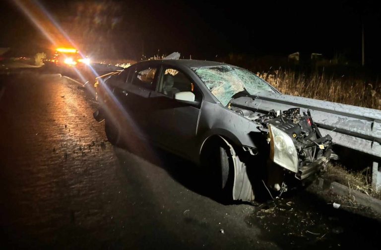 Hombre muere tras choque de auto contra barrera metálica, en la carretera Morelia-Pátzcuaro