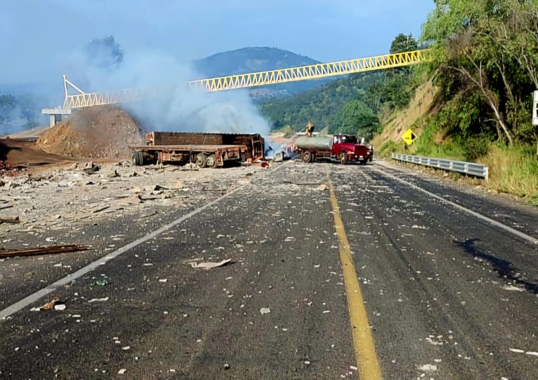 Tragedia en la Siglo XXI, 7 muertos y una lesionada, saldo de choque entre tráiler y camioneta